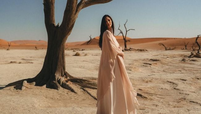 Potret Maternity Shoot Kehamilan Kedua Nadia Saphira, Indah Berlibur Di Gurun Di Namibia