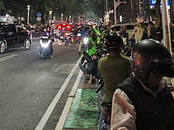 Ditertibkan Dishub, Parkir Liar di Senopati Jaksel Masih Terjadi Malam Ini