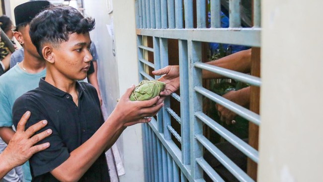 Tradisi Pembagian Nasi Jangkrik di Kudus