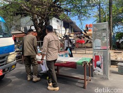Lapak Pedagang Es Kelapa Depan Benteng Rotterdam Makassar Dibongkar