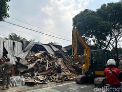 Sejumlah Bangunan Liar di Jalan Juanda Depok Ditertibkan, Lalin Macet