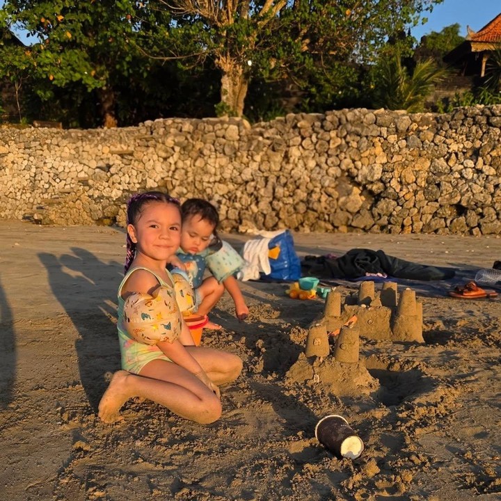 <p>Melalui unggahan di Instagram, Randy membagikan momen kebersamaan dengan istri dan kedua anaknya. Selama liburan di Bali, Randy menemani kedua anaknya bermain di pantai. Ia juga mengajak keluarganya menikmati pemandangan indah lautan di Pulau Dewata. (Foto: Instagram @randpunk)</p>