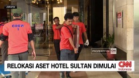 Proses pengosongan eks Hotel Sultan memasuki tahap relokasi aset.
Ratusan petugas jasa pemindahan barang diterjunkan untuk melakukan pengepakan dan pemindahan barang-barang hotel dan apartemen.
Seluruh aset akan disimpan di gudang penyimpanan selam