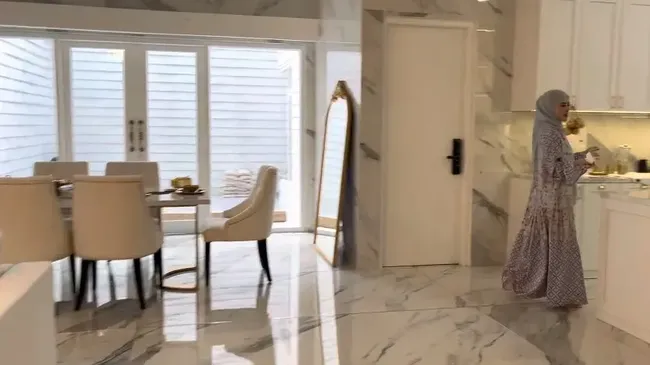 House Tour Rumah Mewah Angel Lelga dengan Perabotan Serba Emas yang Berkilauan