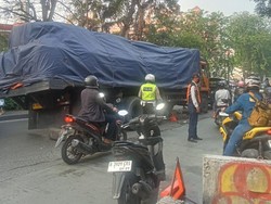 Truk Patah As Roda di Jl Cengkareng Jakbar, Lalin Macet