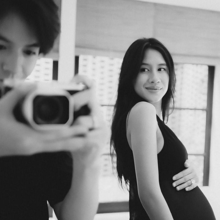 <p>Artis Shenina Cinnamon tengah menanti kelahiran anak pertamanya. Jelang pertemuannya dengan sang anak, Shenina mengabadikan momen kehamilannya yang sudah memasuki trimester ketiga, Bunda. (Foto: Instagram @angga/ @sheninacinnamon)</p>