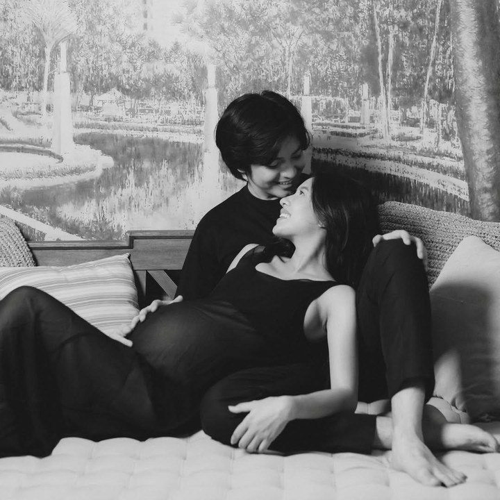 <p>Shenina menjalani <em>maternity shoot</em> kehamilan pertama bersama suaminya Angga Yunanda. Dalam <em>maternity shoot</em> ini, Shenina dan Angga mengusung tema hitam putih dengan konsep <em>homey</em>. (Foto: Instagram @angga/ @sheninacinnamon)</p>