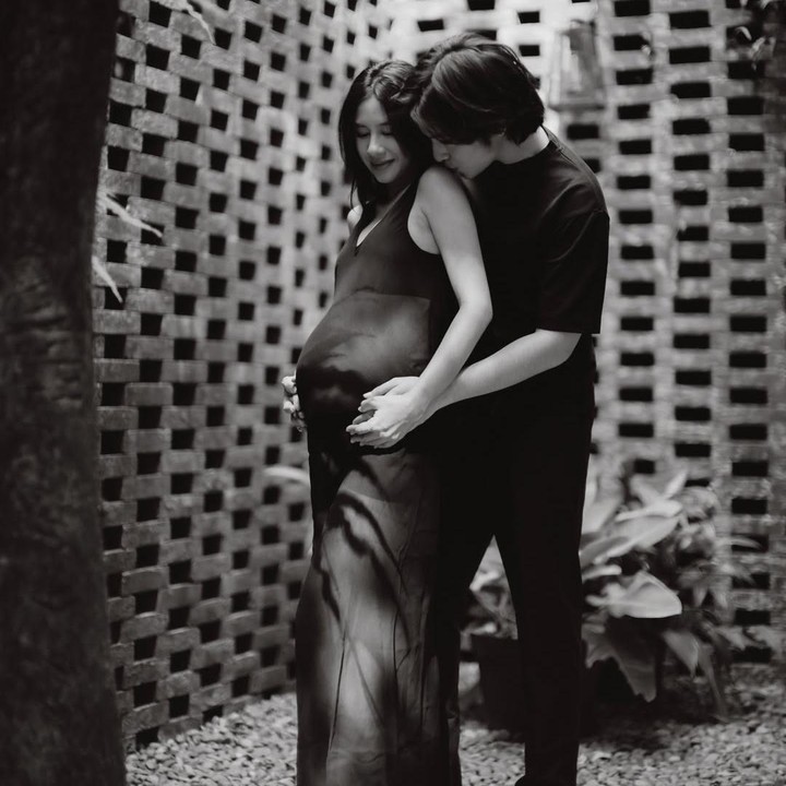 <p>Shenina dan Angga banyak berpose mesra di <em>maternity shoot</em> kehamilan pertama ini. Dalam satu potret, Angga tampak memeluk sang istri dari belakang sambil memegang <em>baby bump</em> kehamilan. Tak hanya itu, sang aktor juga terlihat mencium mesra bahu istrinya. (Foto: Instagram @angga/ @sheninacinnamon)</p>