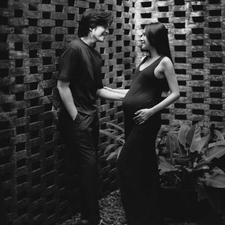<p>Di <em>maternity shoot,</em> Shenina dan Angga kompak mengenakan baju bernuansa warna gelap, Bunda. Shenina sendiri tampil cantik mengenakan gaun panjang semi <em>see-through</em>, di mana ia memamerkan <em>baby bump</em> kehamilan yang sudah besar. Sementara itu, Angga terlihat <em>casual</em> memakai kaos dan celana panjang. (Foto: Instagram @angga/ @sheninacinnamon)</p>