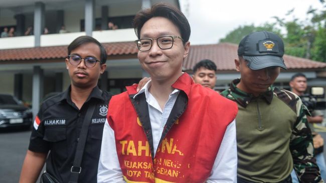 Terdakwa kasus dugaan pelanggaran perlindungan konsumen terkait produk dan perawatan kecantikan, Richard Lee (tengah), berjalan menuju kendaraan tahanan usai menjalani sidang lanjutan di Pengadilan Negeri Tangerang, Kota Tangerang, Banten, Kamis (25/