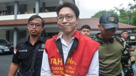 Terdakwa kasus dugaan pelanggaran perlindungan konsumen terkait produk dan perawatan kecantikan, Richard Lee (tengah), berjalan menuju kendaraan tahanan usai menjalani sidang lanjutan di Pengadilan Negeri Tangerang, Kota Tangerang, Banten, Kamis (25/