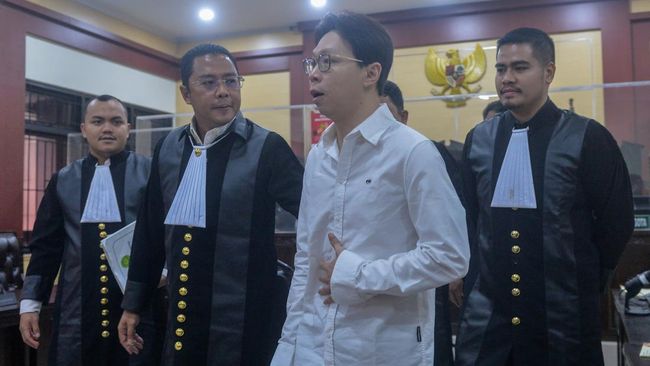 Terdakwa kasus dugaan pelanggaran perlindungan konsumen terkait produk dan perawatan kecantikan, Richard Lee (kedua kanan) bersama kuasa hukumnya usai menjalani sidang lanjutan di Pengadilan Negeri Tangerang, Kota Tangerang, Banten, Kamis (25/6/2026)