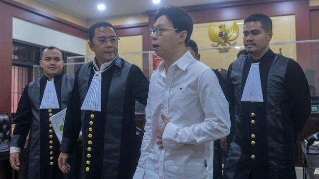 Terdakwa kasus dugaan pelanggaran perlindungan konsumen terkait produk dan perawatan kecantikan, Richard Lee (kedua kanan) bersama kuasa hukumnya usai menjalani sidang lanjutan di Pengadilan Negeri Tangerang, Kota Tangerang, Banten, Kamis (25/6/2026)