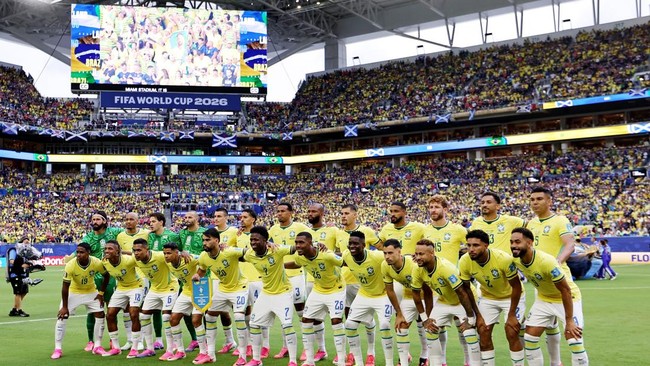 Soccer Football - FIFA World Cup 2026 - Group C - Scotland v Brazil - Miami Stadium, Miami Gardens, Florida, U.S. - June 24, 2026 Brazil players pose for a team group photo before the match REUTERS/Amanda Perobelli