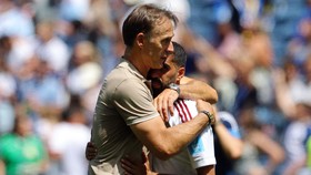 Soccer Football - FIFA World Cup 2026 - Group B - Bosnia and Herzegovina v Qatar - Seattle Stadium, Seattle, Washington, U.S. - June 24, 2026 Qatar's Hassan Alhaydos and coach Julen Lopetegui look dejected after the match as Qatar are eliminated from
