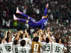 Soccer Football - FIFA World Cup 2026 - Group A - Czech Republic v Mexico - Estadio Azteca, Mexico City, Mexico - June 24, 2026 Mexico players throw Guillermo Ochoa in the air as they celebrate his first appearance in his sixth world cup REUTERS/Anne