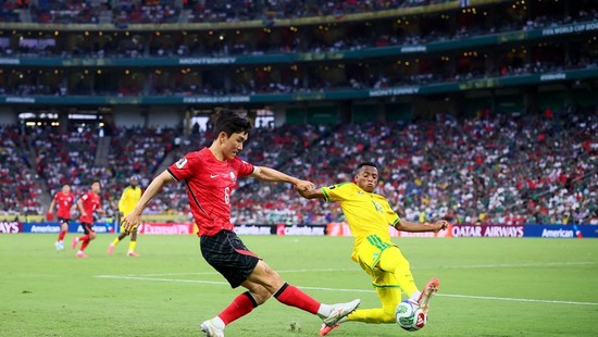 Soccer Football - FIFA World Cup 2026 - Group A - South Africa v South Korea - Estadio Monterrey, Monterrey, Mexico - June 24, 2026 South Korea's Hwang In-beom in action with South Africa's Relebohile Mofokeng REUTERS/Eloisa Sanchez