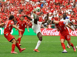 Soccer Football - FIFA World Cup 2026 - Group B - Switzerland v Canada - BC Place, Vancouver, Canada - June 24, 2026 Canada's Promise David in action with Switzerland's Granit Xhaka and Ricardo Rodriguez REUTERS/Agustin Marcarian     TPX IMAGES OF TH
