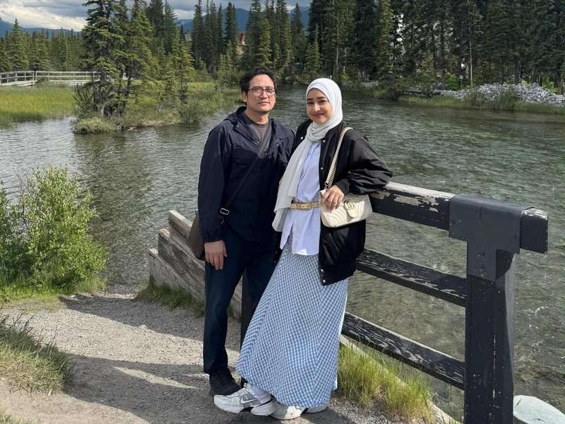 Rehat Jadi Tukang Besi, Tengku Firmansyah Ajak Keluarga Liburan di Kota Canmore