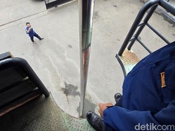 Viral Warga Jajal Tiang Luncur Darurat Damkar Bekasi, Begini Sensasinya