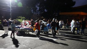 Patients gather outside a hospital following an evacuation after an earthquake in Caracas, Venezuela, June 24, 2026. REUTERS/Leonardo Fernandez Viloria