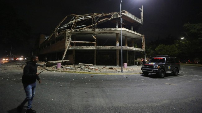 Emergency services work at the site of a collapsed building after an earthquake, in Caracas, Venezuela, June 24, 2026. REUTERS/Gaby Oraa     TPX IMAGES OF THE DAY