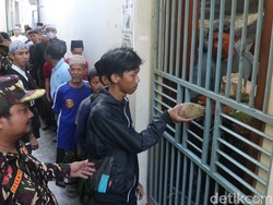 Ribuan Warga Tumplek Blek Antre Nasi Jangkrik Saat Buka Luwur Makam Sunan Kudus