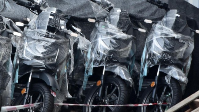 Sejumlah motor listrik milik Badan Gizi Nasional (BGN) tersimpan di salah satu gudang di kawasan industri Sentul, Kabupaten Bogor, Jawa Barat, Jumat (20/6/2026). Sebanyak 17.600 unit motor listrik milik BGN yang sebelumnya dibeli untuk operasional Sa