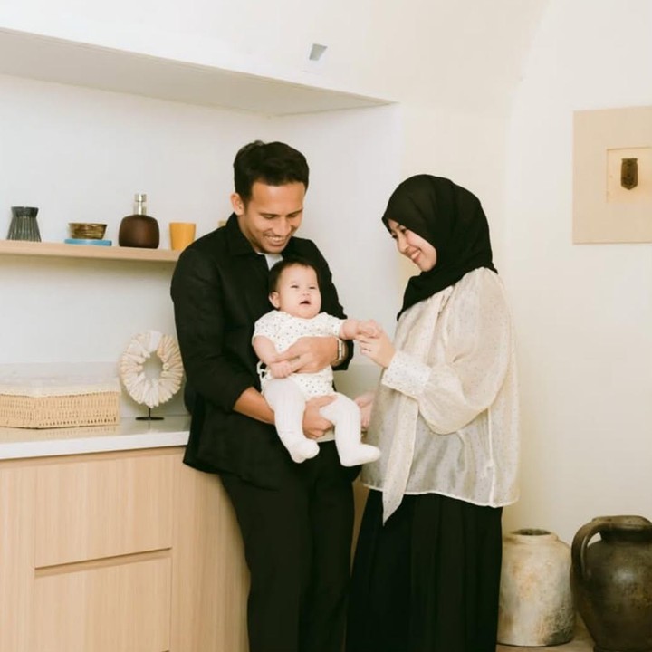 <p>Sejumlah artis Tanah Air sempat menyembunyikan wajah anak mereka dari publik meski kerap membagikan momen keluarga di media sosial. Namun seiring waktu, mereka akhirnya memperlihatkan wajah sang anak kepada publik. Salah satunya baru-baru ini adalah putri Adiba Khanza dan Egy Maulana Vikri yang bernama Elara. Adiba memperlihatkan wajah sang putri ke publik saat usianya menginjak enam bulan. Hal ini diungkapkan langsung oleh suami Adiba, Egy Maulana. "Kami sangat menyayangimu, selalu. Selamat 6 bulan, Elara. <em>Maasya Allah Tabarakallah</em>," tulis Egy lewat Instagram-nya. (Foto: Instagram @adiba.knza)</p>