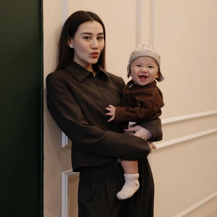 <p>Aaliyah Massaid dan sang suami, Thariq Halilintar, sempat membuat publik penasaran dengan wajah putra mereka yang bernama Ahmad Arash Omara Thariq. Pasalnya, wajah <em>Baby</em> Arash selalu disembunyikan dari publik. Setelah dinantikan banyak orang, Aaliyah akhirnya membagikan potret sang putra saat berusia tiga bulan. (Foto: Instagram @aaliyah.massaid)</p>