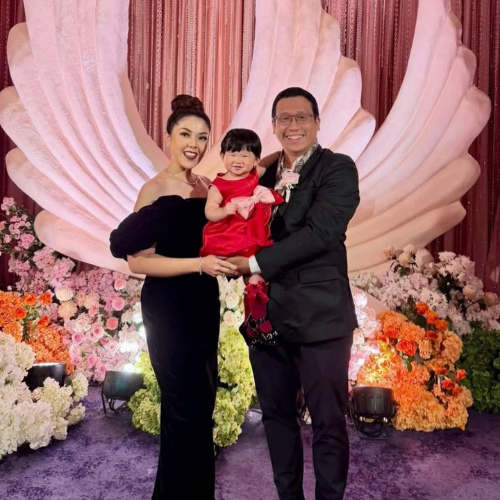 <p>Tina Toon kini tengah menikmati perannya sebagai Bunda dari seorang putri yang bernama Megan. Melihat dari laman Instagram, mantan artis cilik ini memperkenalkan sang anak kepada publik saat perayaan Imlek 2026. "Di momen tahun baru Imlek ini, akhirnya aku <em>publish</em> anak pertamaku, Megan. Kira-kira setahun lebih menikmati momen dan riwehnya jadi ibu baru sambil kerja juga, sampai dari kapan-kapan mau umumin belum <em>publish-publish</em>," kata Tina Toon, dikutip dari&nbsp;<em>detikcom</em>. (Foto: Instagram @tinatoon101)</p>