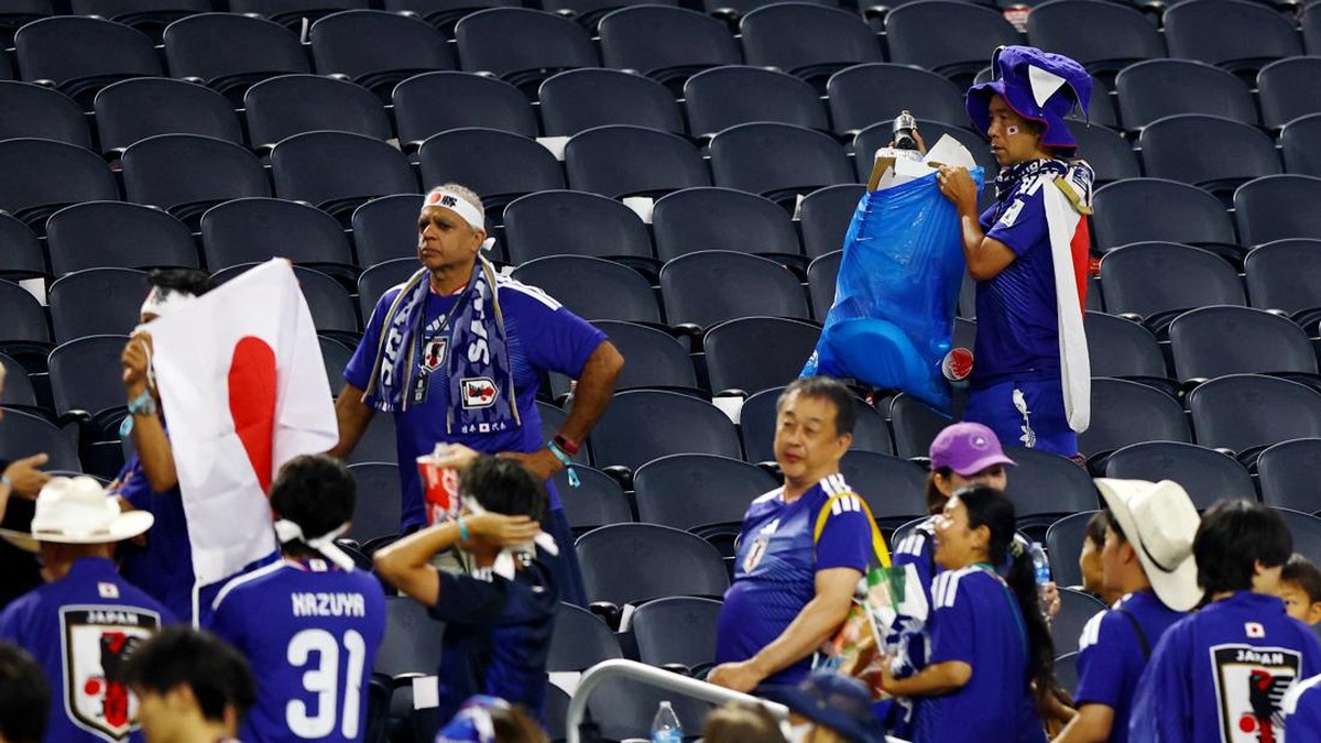 Soccer Football - FIFA World Cup 2026 - Group F - Japan v Sweden - Dallas Stadium, Arlington, Texas, U.S. - June 25, 2026 Japan fans clean up rubbish in the stands after the match REUTERS/Issei Kato