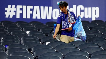 Soccer Football - FIFA World Cup 2026 - Group F - Japan v Sweden - Dallas Stadium, Arlington, Texas, U.S. - June 25, 2026 A Japan fan cleans up rubbish in the stands after the match REUTERS/Issei Kato