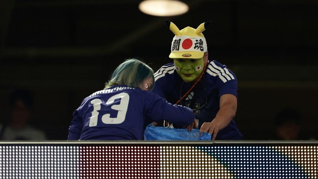 Japanese fans clean the stands at the end of the 2026 World Cup Group F football match between Japan and Sweden at the Dallas Stadium in Arlington on June 25, 2026.  (Photo by Aric Becker / AFP)