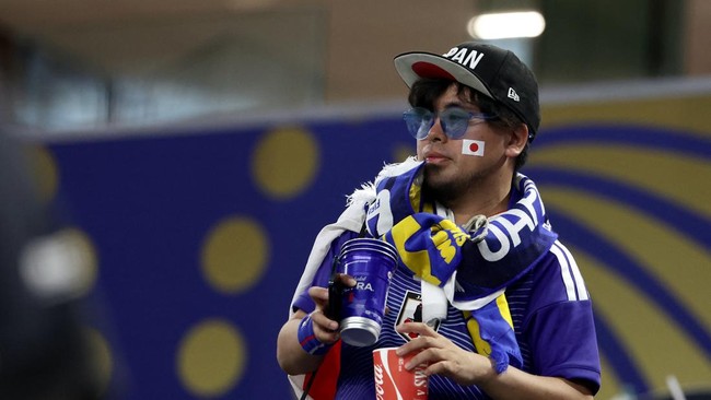 A Japanese fan cleans the stands at the end of the 2026 World Cup Group F football match between Japan and Sweden at the Dallas Stadium in Arlington on June 25, 2026.  (Photo by Aric Becker / AFP)