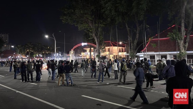 Aksi kelompok masyarakat sipil  di depan Gedung Negara Grahadi, Surabaya,  Jumat (26/6) malam.