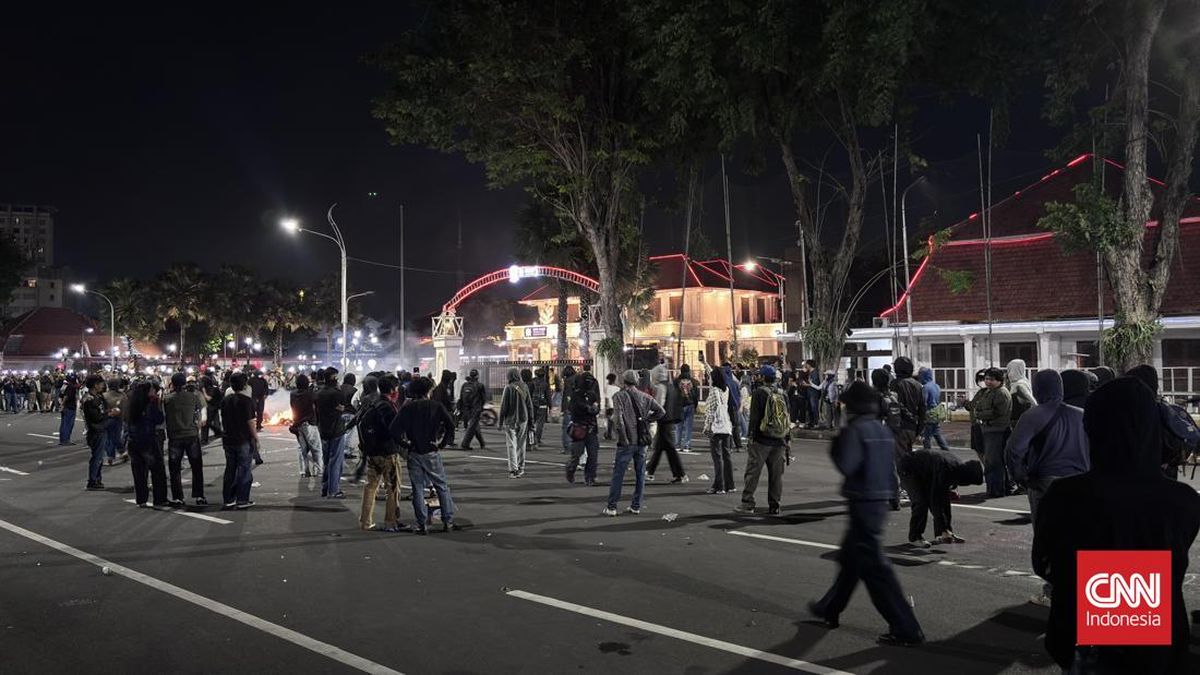 Aksi Masyarakat Sipil Surabaya Digelar hingga Malam, Aparat Bubarkan