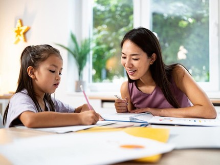 Anak Masih Susah Pegang Pensil dengan Benar? Ketahui Penyebab & Cara Mengatasinya