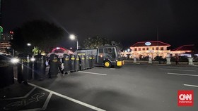Aparat kepolisian memukul mundur massa aksi  dari depan Gedung Negara Grahadi Surabaya, Jumat (26/6) malam.