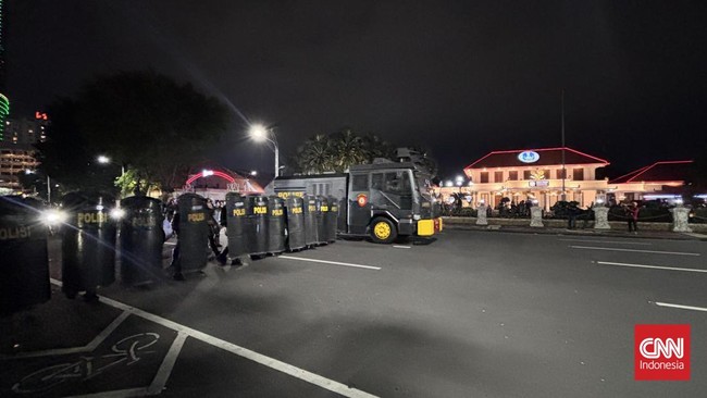 Aparat kepolisian memukul mundur massa aksi #IndonesiaSekarat dari depan Gedung Negara Grahadi Surabaya, Jumat (26/6) malam