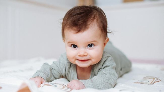 Bayi Tengkurap Umur Berapa? Ini Tahapan Ideal dan Cara Melatihnya