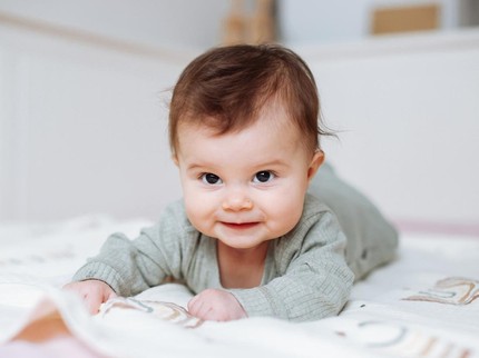 Bayi Tengkurap Umur Berapa? Ini Tahapan Ideal & Cara Melatihnya