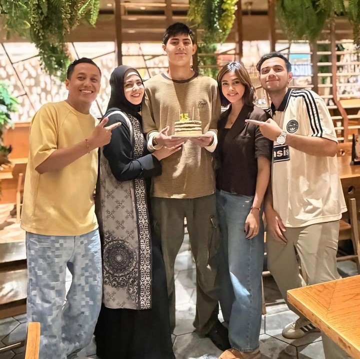 <p>Potret kedekatan Biby dengan Risty juga pernah dibagikan di media sosial. Keduanya terlihat begitu akrab saat merayakan ulang tahun sang putra Arsen. Sejak awal menikah, Biby memang berusaha mendekatkan diri dengan Risty karena sang suami menjalani <em>co-parenting</em> dalam mengasuh Arsen. "Aku sama Risty dekat, sedekat itu dan banyak yang kaget. Aku yang mendekatkan diri karena ada anak kan. Daripada menyiksa batinku, mendingan kita berteman," kata Biby dalam acara <em>Rumpi</em> di Trans TV, beberapa waktu lalu. (Foto: Instagram @bibyalraen13)</p>