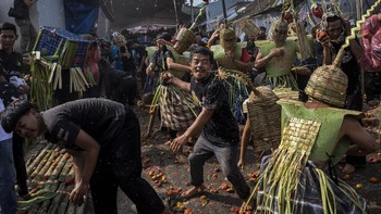 Warga saling lempar tomat busuk di Festival Perang Tomat 2026 di Kampung Cikareumbi, Lembang, Kabupaten Bandung Barat, Jawa Barat, Jumat (26/6).