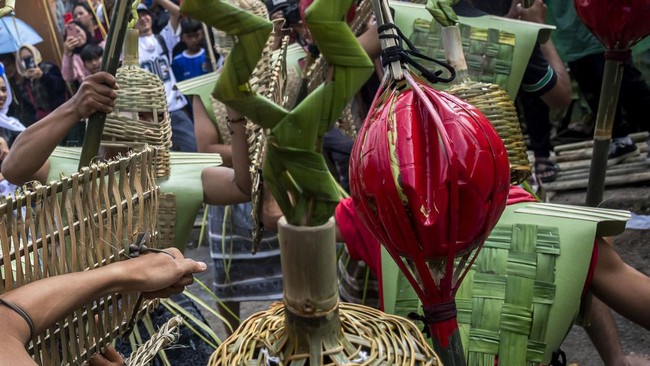 Warga saling lempar tomat busuk di Festival Perang Tomat 2026 di Kampung Cikareumbi, Lembang, Kabupaten Bandung Barat, Jawa Barat, Jumat (26/6).
