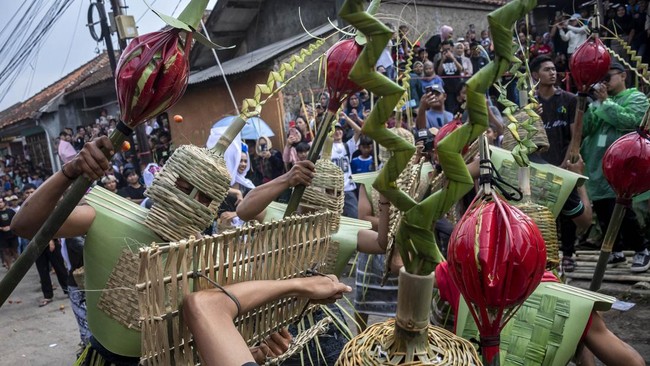 Warga saling lempar tomat busuk di Festival Perang Tomat 2026 di Kampung Cikareumbi, Lembang, Kabupaten Bandung Barat, Jawa Barat, Jumat (26/6).