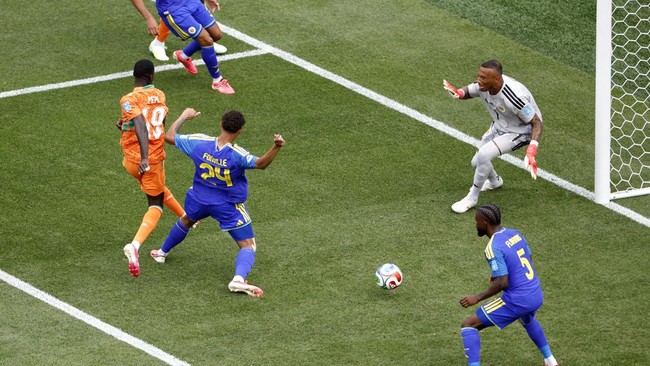 Soccer Football - FIFA World Cup 2026 - Group E - Curacao v Ivory Coast - Philadelphia Stadium, Philadelphia, Pennsylvania, U.S. - June 25, 2026 Ivory Coast's Nicolas Pepe scores their first goal past Curacao's Eloy Room REUTERS/Brian Snyder
