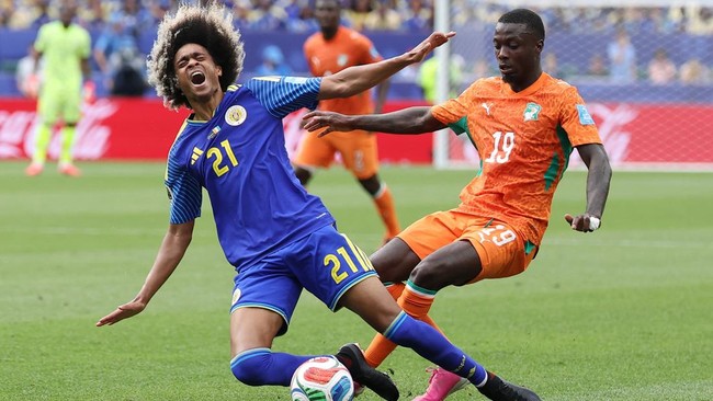 Soccer Football - FIFA World Cup 2026 - Group E - Curacao v Ivory Coast - Philadelphia Stadium, Philadelphia, Pennsylvania, U.S. - June 25, 2026 Curacao's Tahith Chong is fouled by Ivory Coast's Nicolas Pepe IMAGN IMAGES via Reuters/Bill Streicher