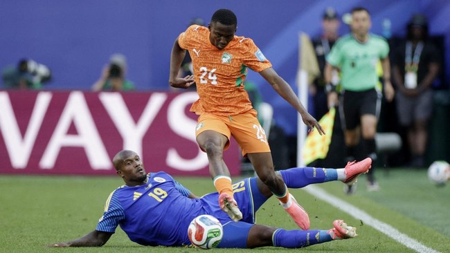 Soccer Football - FIFA World Cup 2026 - Group E - Curacao v Ivory Coast - Philadelphia Stadium, Philadelphia, Pennsylvania, U.S. - June 25, 2026 Curacao's Gervane Kastaneer in action with Ivory Coast's Bazoumana Toure REUTERS/Pilar Olivares