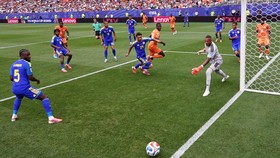 Soccer Football - FIFA World Cup 2026 - Group E - Curacao v Ivory Coast - Philadelphia Stadium, Philadelphia, Pennsylvania, U.S. - June 25, 2026 Ivory Coast's Nicolas Pepe scores their first goal past Curacao's Eloy Room REUTERS/Peter Cziborra     TP
